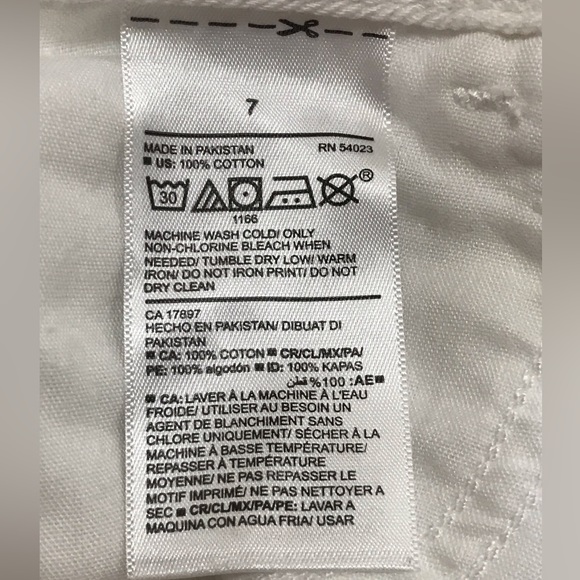 Old Navy White Denim Jean Shorts 
Small 6 / 7 Girls 
Elastic Adjustable Waist - Picture 11 of 11